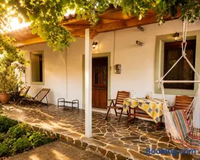 Small Villa Gerani - Image 3