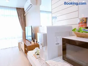 The beach bangsaen condo daily room Poolside - Image 5