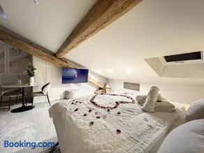 Cocon Blanc câlin avec Jacuzzi privatif - LoveRoom Insolite - Image 3