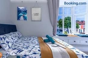 Victorian High Street flat, parking, WiFi - Image 3