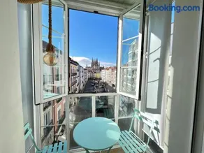 AtuaireHome Preciosa vivienda vistas a la catedral Parking and AC - Image 2