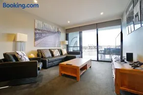 Prestige Waterfront Apartment in Kingston, ACT - Image 2