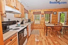 Old Wagon Ridge Cozy Mountain Escape with Hot Tub & Views - Image 4