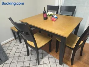 Nice 3 BDR 2 BATH near Airport, Train with plus WiFi and Parking - Image 3