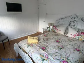 Beautiful Little Bungalow, Indoor Fireplace, & Bar - Image 3
