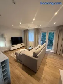 Cosy 2 bed Flat Woking 30 min via Train to London - Image 3