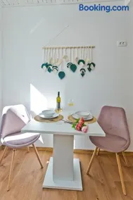 *Beautiful, centrally located studio apartment* - Image 4