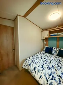 8 birth Diamond rated Caravan, en-suite, with decking at Parkdean resorts, Southview holiday park - Image 2
