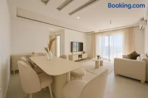 Luxury 2BR Apartment Private Jacuzzi 10mins From Airport - Image 2