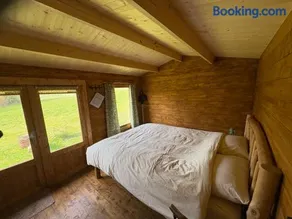 Simple Basketmakers Hut Cabin for Two - Image 3