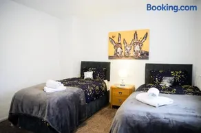 Strelley house 4 , Perfect for business trip & Families holiday or working proffesionals-5 min from M1 J25 , 500MB Wi-Fi , Netflix , Fully equiped kitchen , Asda supermarket 5 min walk , Free Secure parking with CCTV ,available monthly deals - Image 5