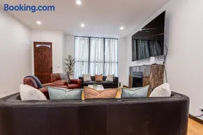5-bedroom house in Pilsen near Medical District - Image 1