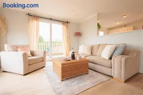 Sunset Lodge, River View & Log Burner - Image 1