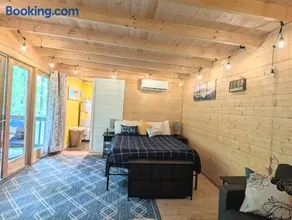 Newly Renovated Scandinavian Cabin - State Parks, Waterfalls, Hiking Trails, Near The Caverns - Image 3
