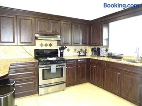 Comfortable Renovated 3 Bed Apartment - Image 4