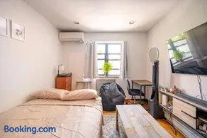 BEST LOCATION IN QUEENS, Everything is near by, PRIVATE ROOM, LaGuardia Airport 10min - Image 5