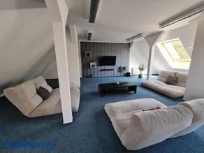 6 bedroom Private APARTMENT & Lounge - Image 3