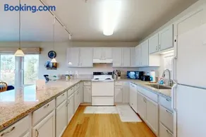 Oceanfront Condo with stunning views WIFI W&D fireplace & great location - Image 3