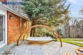 3 Bedroom Hilltop Escape with 5 Private Acres and Hot Tub - Image 1