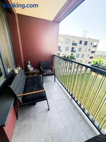 Elegant new flat near Airport TRAM to centre - Image 3