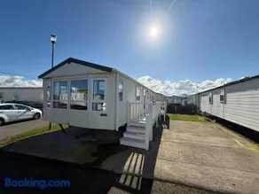 Sleeps 8 guests lovely 3 Bedroom Golden Gate Towyn - Image 3
