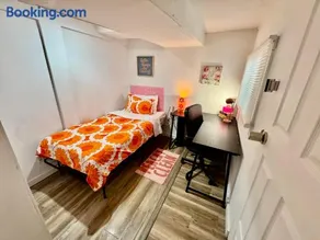 Private Room on the 1st Floor with Shared Bathroom near Airport and Downtown Seattte - Image 2