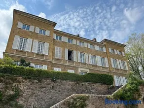 Loft dans un château en pierres dorées - Image 1