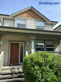 Modern & Cozy 2BR Suite Near Shops & Dining in clayton height - Image 4
