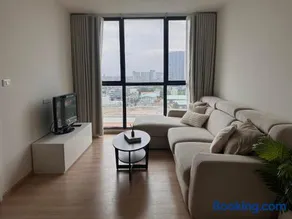 Entire apartment near train station with pool & views - Image 2