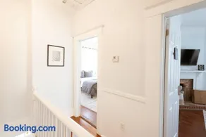 Modern 3BDR Retreat with Backyard Starland District - Image 2