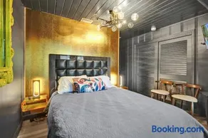 Kiki 2 - Men's Clothing optional Guest Houses - Image 4