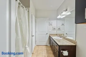Trendy, upscale apartment! - Image 3