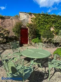 5 Star Romantic Rose Cottage with Roll-Top Bath - Image 4