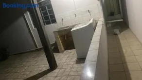 Casa 2 quartos com 7 camas, cozinha, 1 banheiro e garagem grande - Image 2