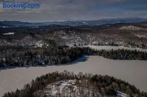 Secluded 3-bedroom log home that borders VT state park - Image 4