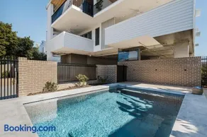 New Modern Condo 400m to the Beach - Image 2