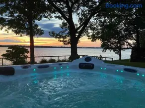 Spacious Lakefront Champlain lake with SPA - Image 2