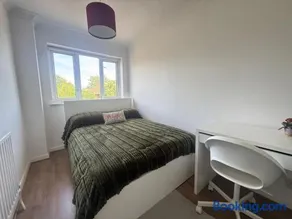 The Chessington Retreat - 2 Bed Home - Image 3