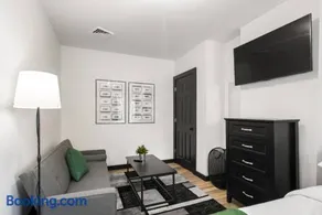 Cozy 1BR Center City Retreat with Free Parking - Image 5