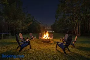 Lakefront Hot Tub Retreat Gig WiFi 75 TV Dock Sleeps 16 - Image 2