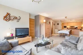Luxury apartment with garden close to the beach - Image 3