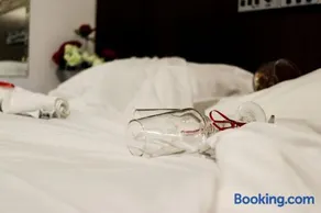 MOTEL SHAMPOO (Adult Only) - Image 3