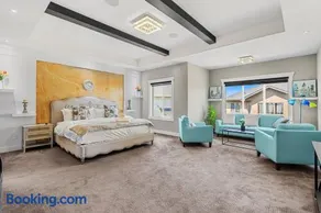 Luxury 3BR Home Chestermere Retreat with Parking - Image 3