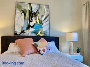 Charming DC Townhome with 3 Private Bedroom Suites - Image 2