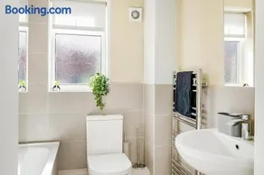 10 OFF CityCentral 2BR Parking, Workspace, Garden - Image 1