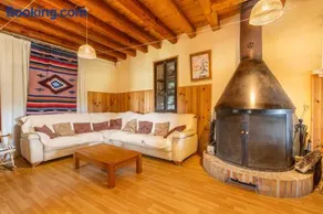 Maison de vacances entièrement équipée avec piscine privée, barbecue et internet haut débit | Vue jardin - Image 3