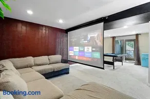 NEW! Great Location, Putting Green, Movie Room - Image 5