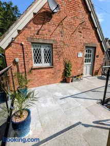 The Coach House Apartment at Cefn Tilla Court, Usk - Image 2