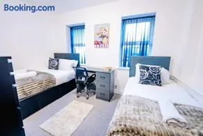 Spacious 4BR 4 Bathrooms Cardiff Home with Free Parking - Image 5