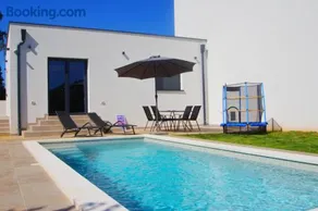 Holiday house with private pool in village Šišan - Image 1